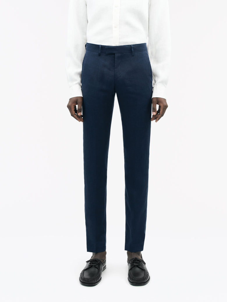 Close-up of TIGER OF SWEDEN Tenuta trousers with slanted pockets in Midnight Blue from eightywingold in Canaa
