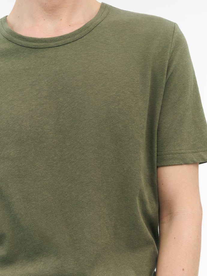 Close-up of TIGER OF SWEDEN chest logo on Olaf L linen blend t-shirt in Dusty Green from eightywingold