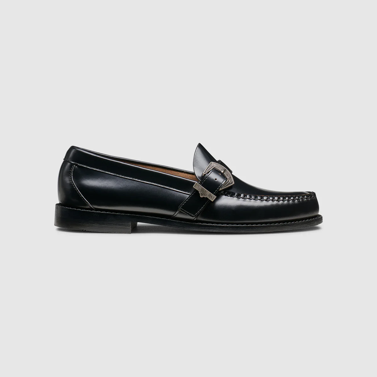 GH BASS Maverick Buckle Weejun Loafer in Black BAZ4W497 | Shop from eightywingold an official brand partner for GH Bass Canada and US.