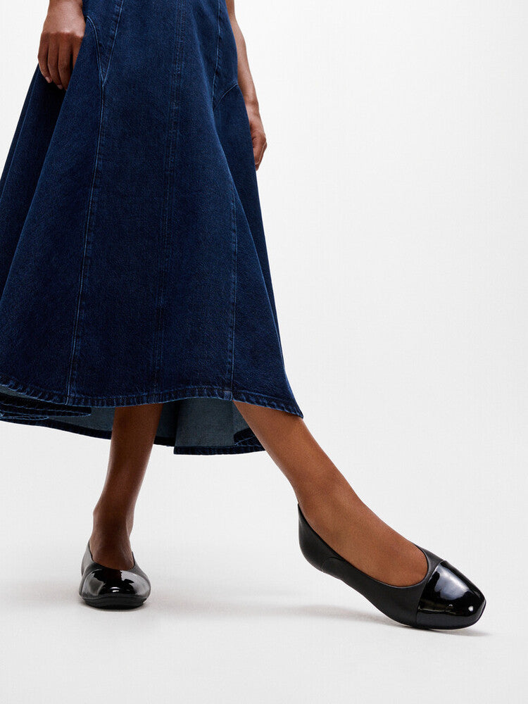 Danser Cap-toe Leather Ballet Flats in All Black