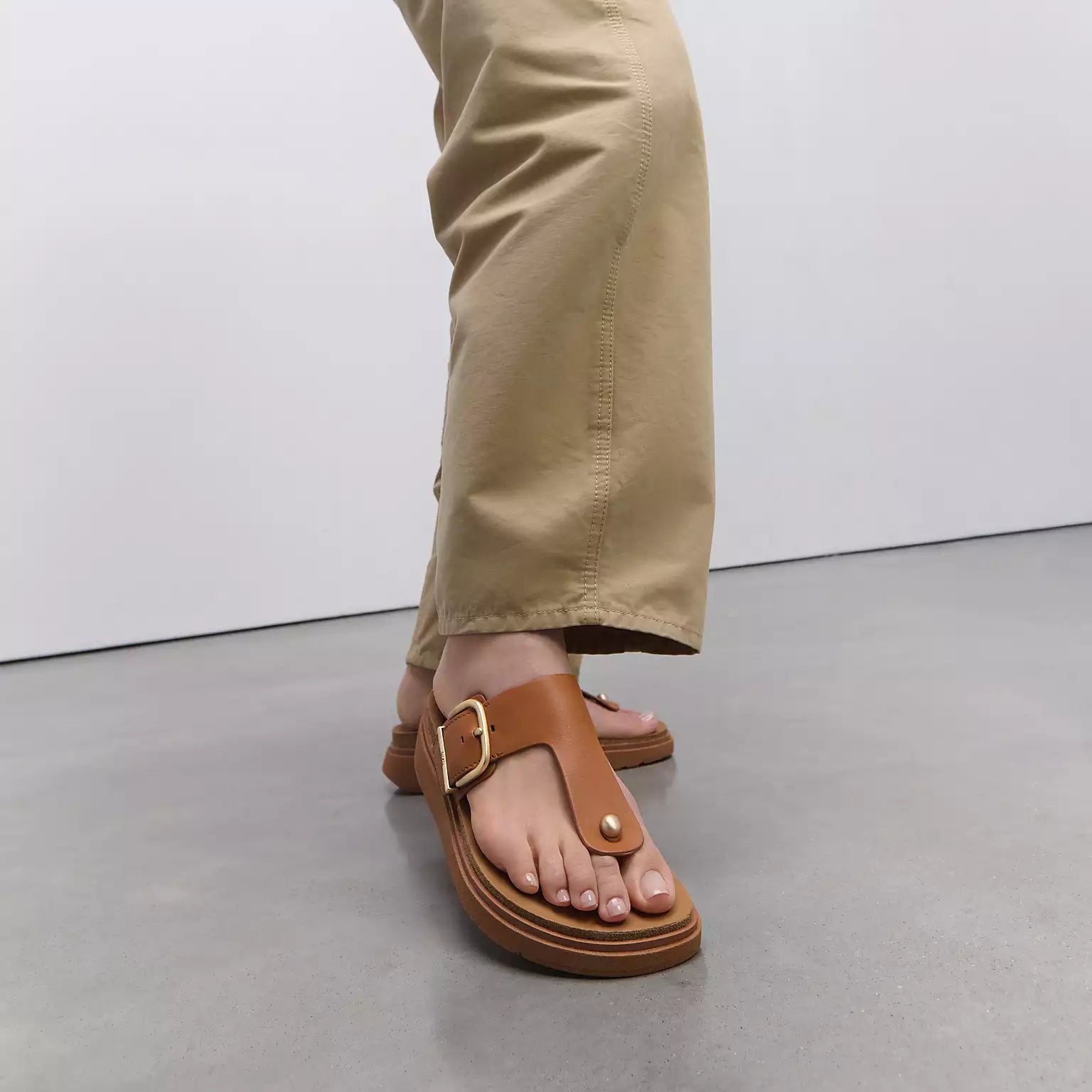 FitFlop HE7 592 Light Tan women's T-bar sandals with soft leather straps, cork-edged sole, and triple-density Microwobbleboard™ cushioning