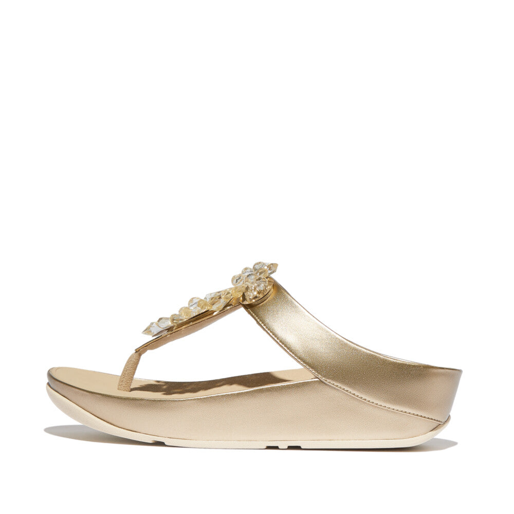 FitFlop IG9 675 Platino women’s sandals with metallic faux-leather straps, clear crystal starburst accents, and Microwobbleboard™ cushioning – Canada-ready style.