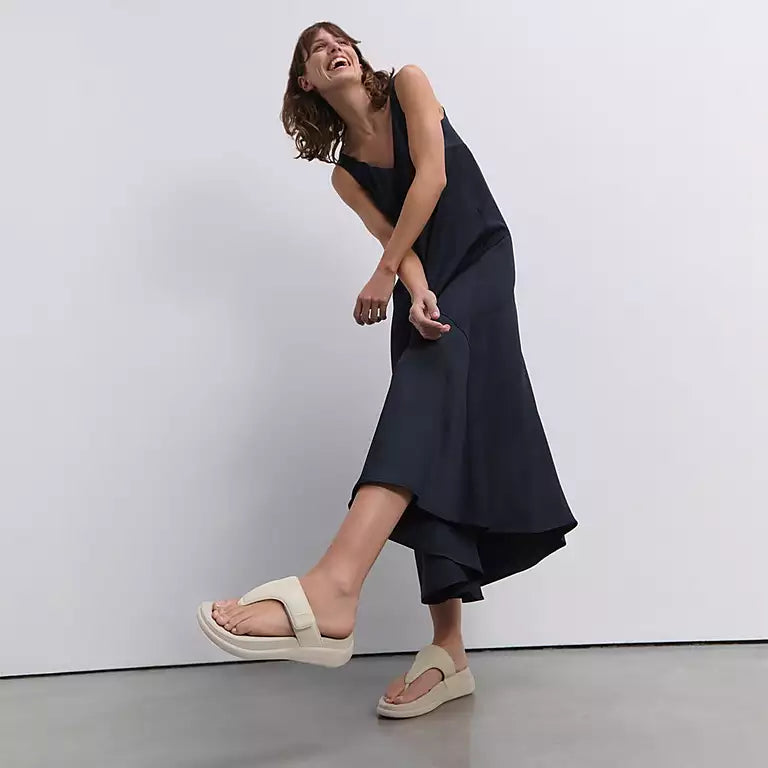 FITFLOP modern Paris Beige toe post sandals with ultra light support and grip in Canada