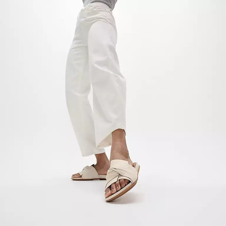Chic Paris Beige FITFLOP flats in Canada with hidden Dynamicush technology and sleek bow detail