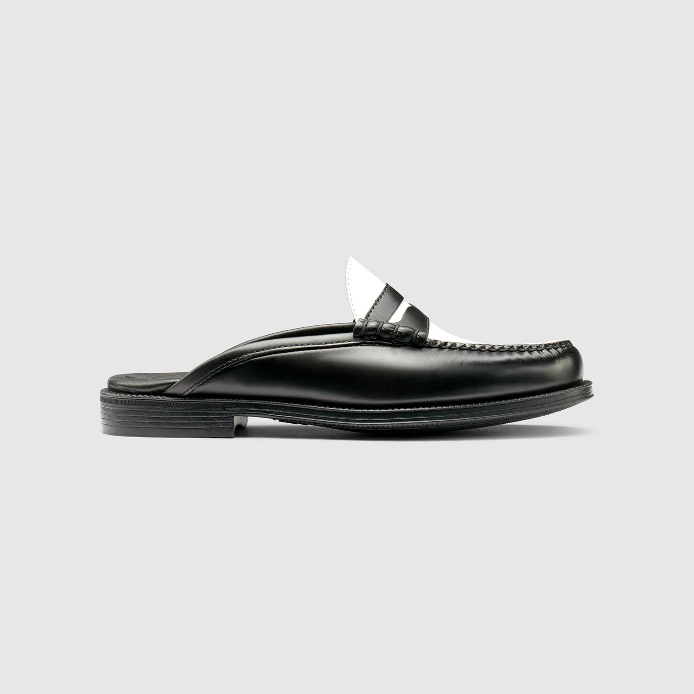 GH BASS Winston Mule Easy Weejun in Black/White BAZ4W448 | Shop from eightywingold an official brand partner for GH Bass Canada and US.