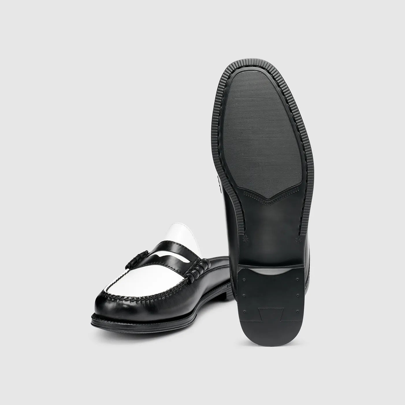 GH BASS Winston Mule Easy Weejun in Black/White BAZ4W448 | Shop from eightywingold an official brand partner for GH Bass Canada and US.