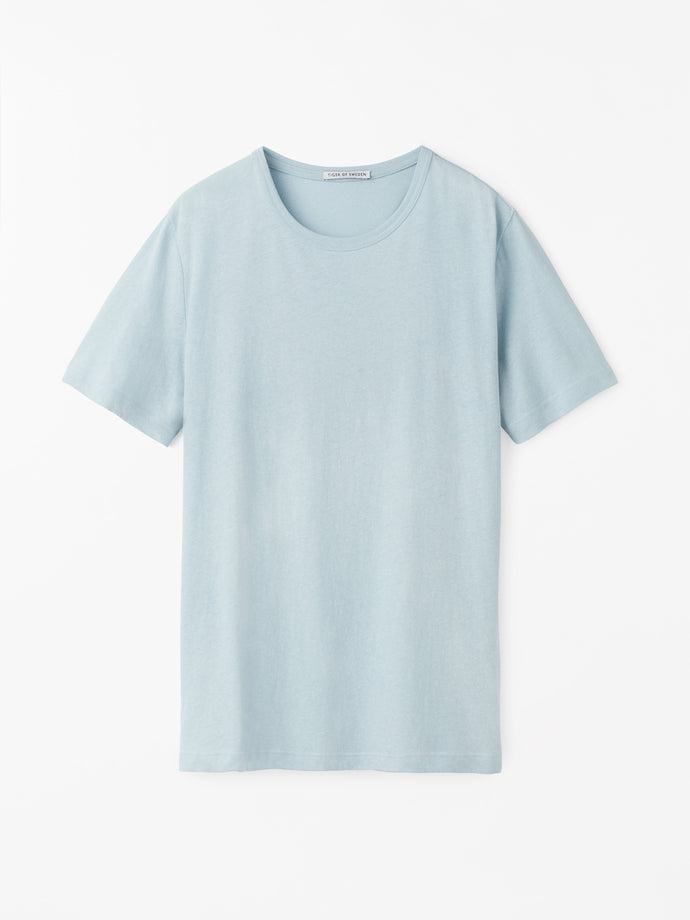 Close-up of TIGER OF SWEDEN chest logo on Olaf L linen blend t-shirt in Light Blue from eightywingold