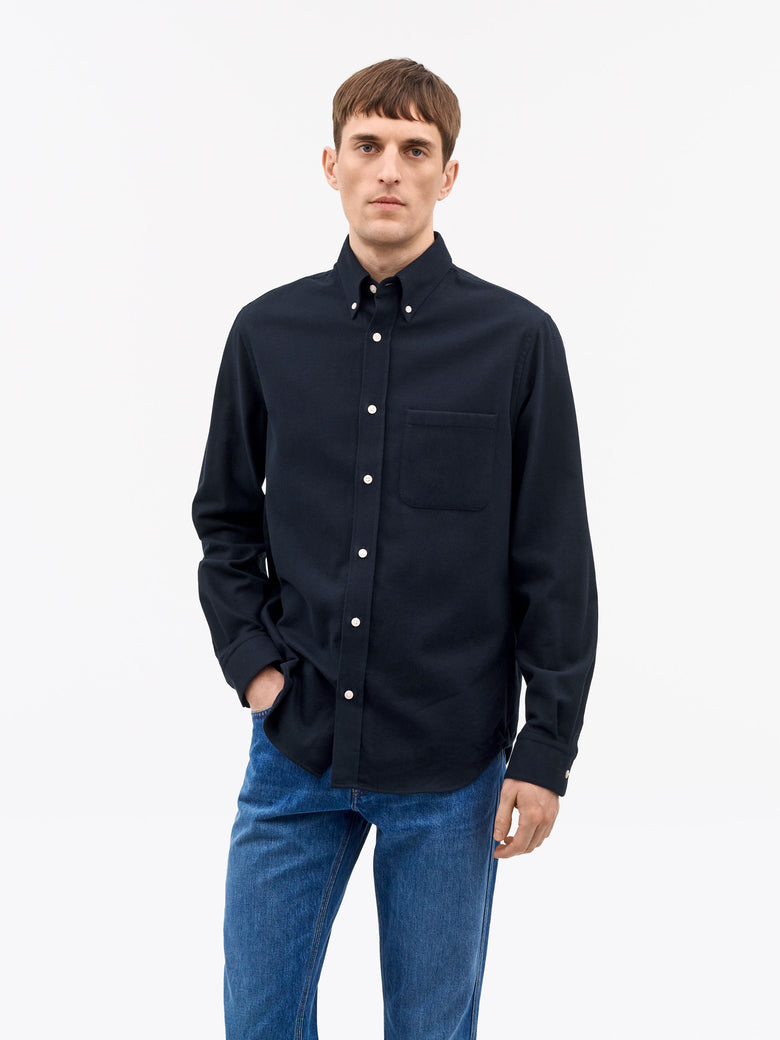 Men’s casual-fit Bjorn button-down shirt in 100% cotton, featuring a larger collar, exposed placket, rounded chest pocket, and refined tailoring details. A clean, versatile everyday shirt.
