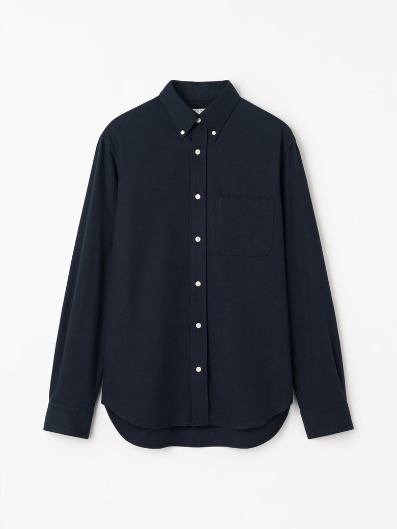 Men’s casual-fit Bjorn button-down shirt in 100% cotton, featuring a larger collar, exposed placket, rounded chest pocket, and refined tailoring details. A clean, versatile everyday shirt.