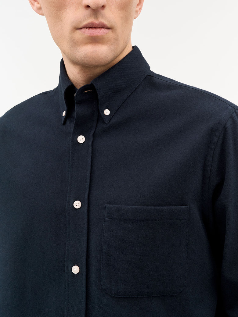 Men’s casual-fit Bjorn button-down shirt in 100% cotton, featuring a larger collar, exposed placket, rounded chest pocket, and refined tailoring details. A clean, versatile everyday shirt.