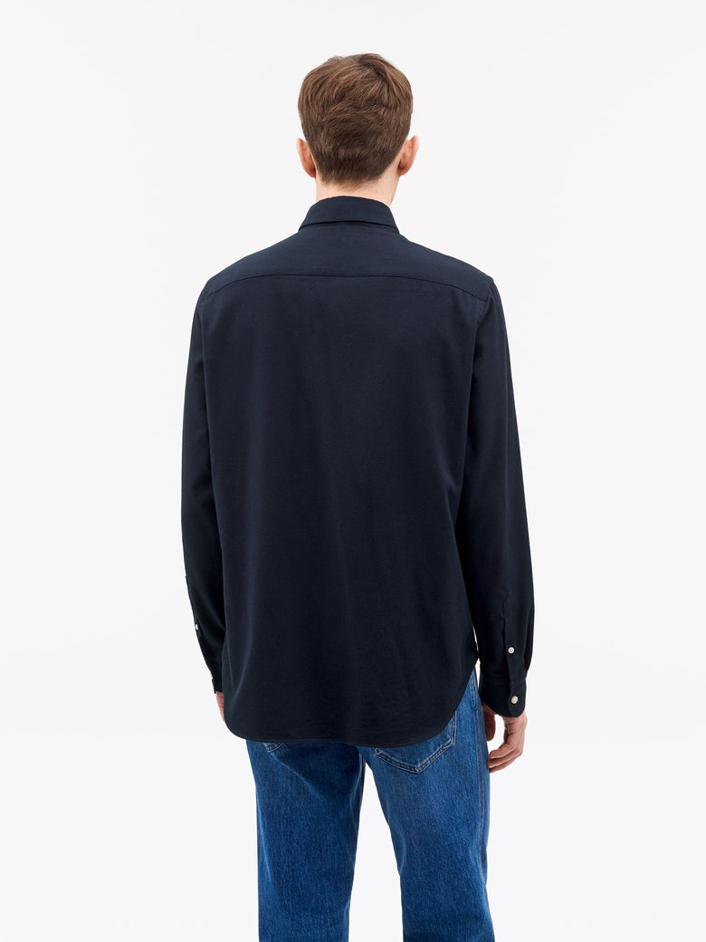 Men’s casual-fit Bjorn button-down shirt in 100% cotton, featuring a larger collar, exposed placket, rounded chest pocket, and refined tailoring details. A clean, versatile everyday shirt.