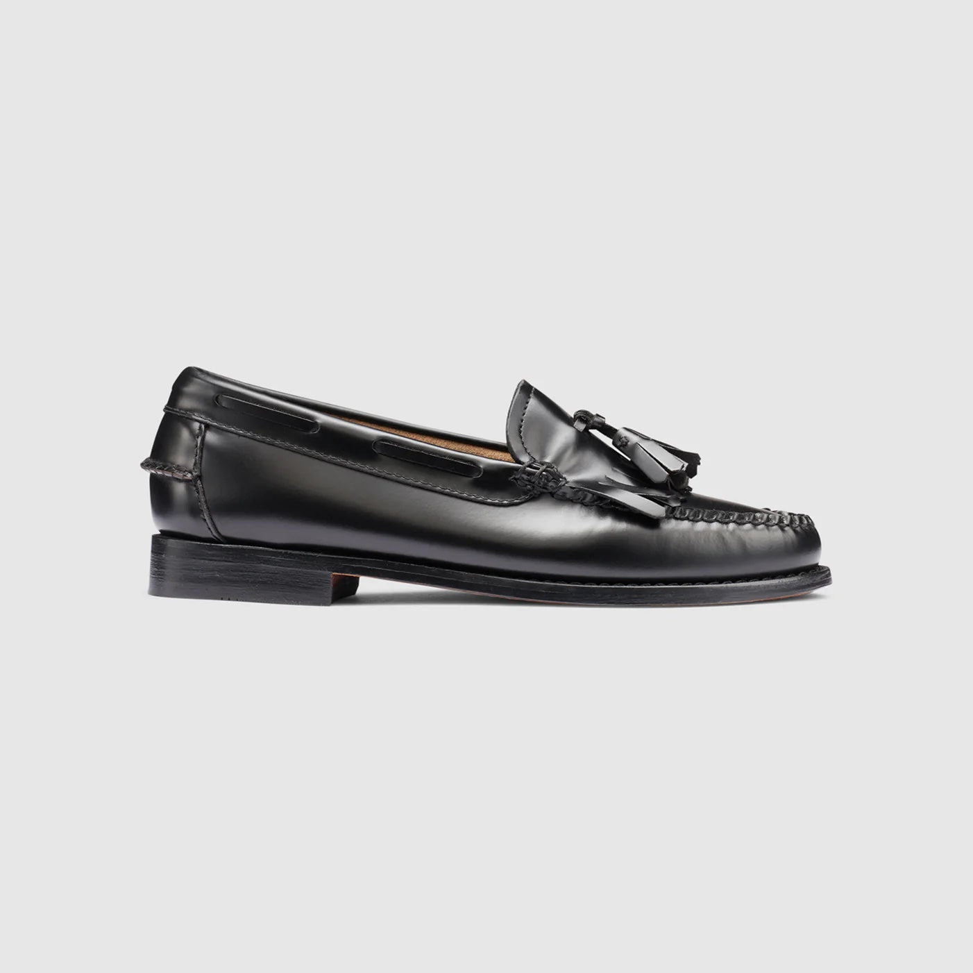 GH BASS Esther Kiltie Tassel Weejuns Loafer in Black BAX1W005 | Shop from eightywingold an official brand partner for GH Bass Canada and US.