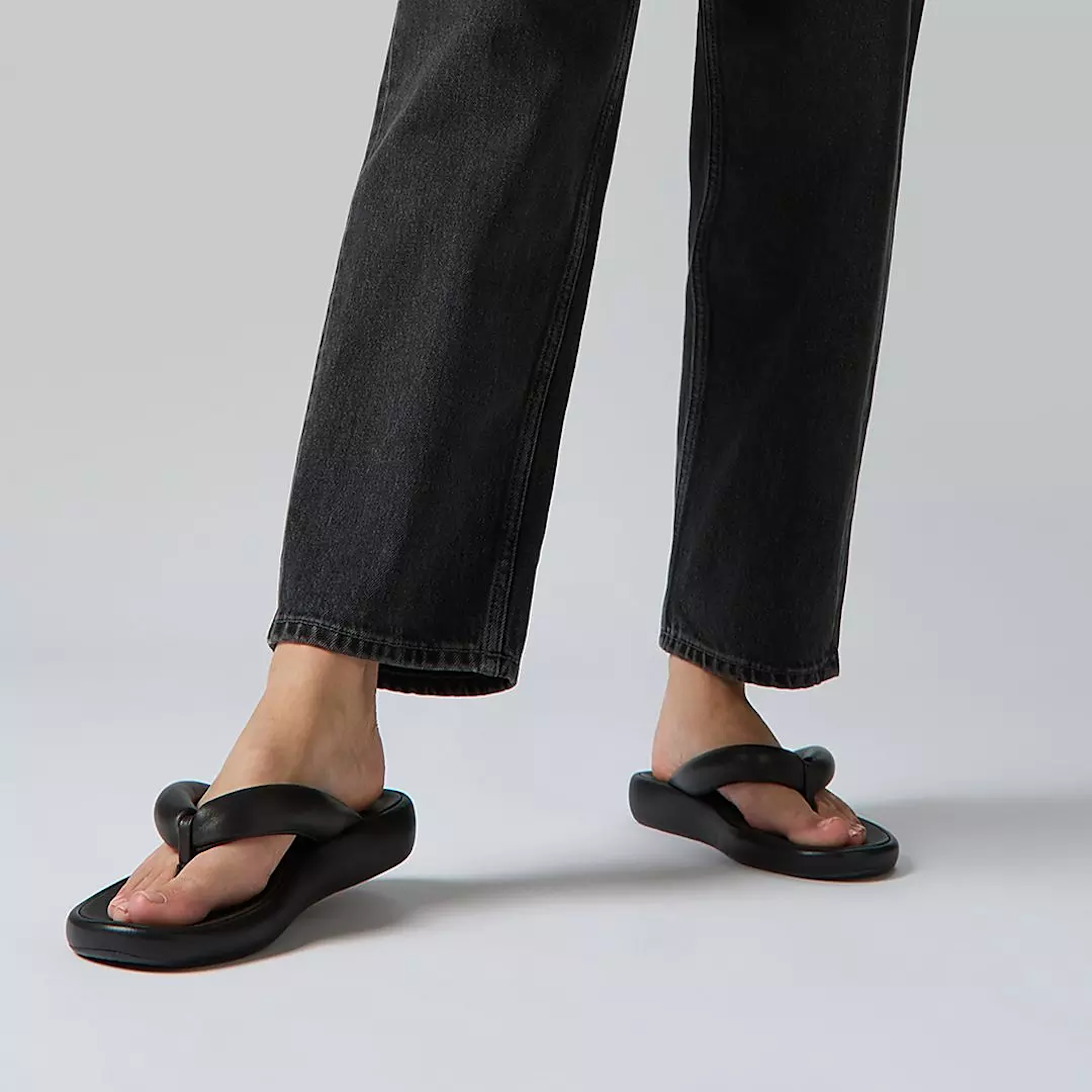 FITFLOP Iqushion D-Luxe Padded Leather Flip-Flops in Black HF5 | Shop from eightywingold an official brand partner for Fitflop Canada and US.