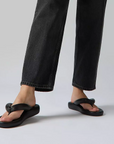 FITFLOP Iqushion D-Luxe Padded Leather Flip-Flops in Black HF5 | Shop from eightywingold an official brand partner for Fitflop Canada and US.