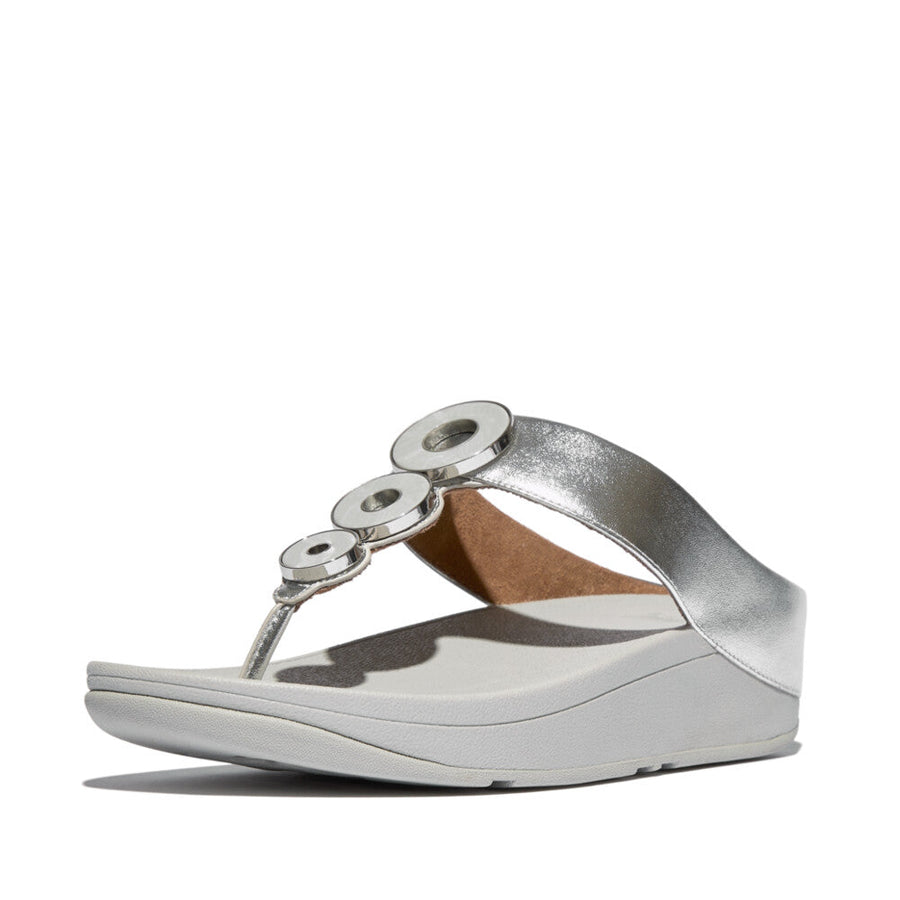 Stylish and supportive IBO 011 Silver sandals by FitFlop – featuring ergonomic sole, recycled zinc hardware, and cushioned leather toe post.