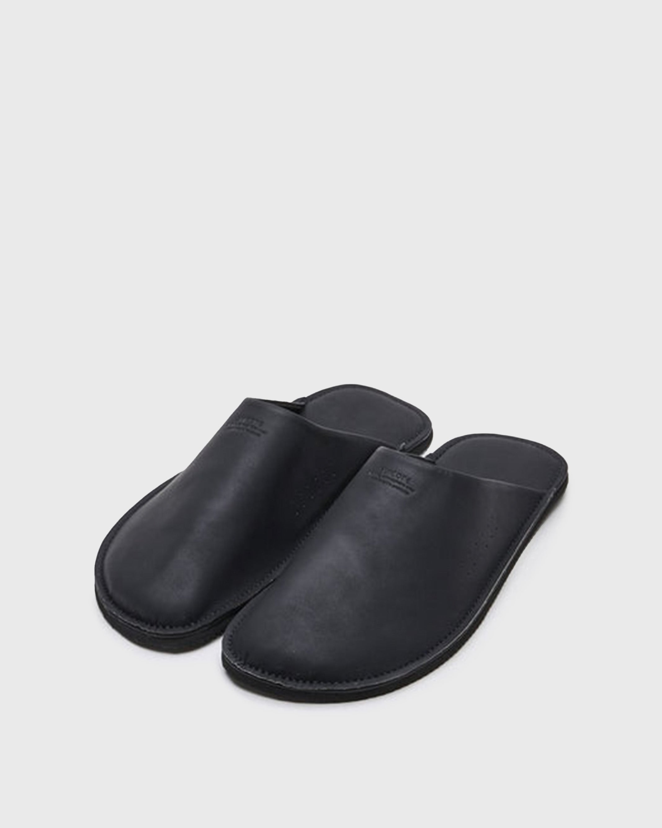 SUICOKE LIPPER slides with PU Leather upper, black flat-type original sole. From SS22 collection on SUICOKE Official US & Canada Webstore.