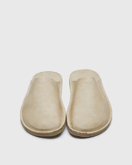 SUICOKE LIPPER slides with PU Leather upper, beige flat-type original sole. From SS22 collection on SUICOKE Official US & Canada Webstore.