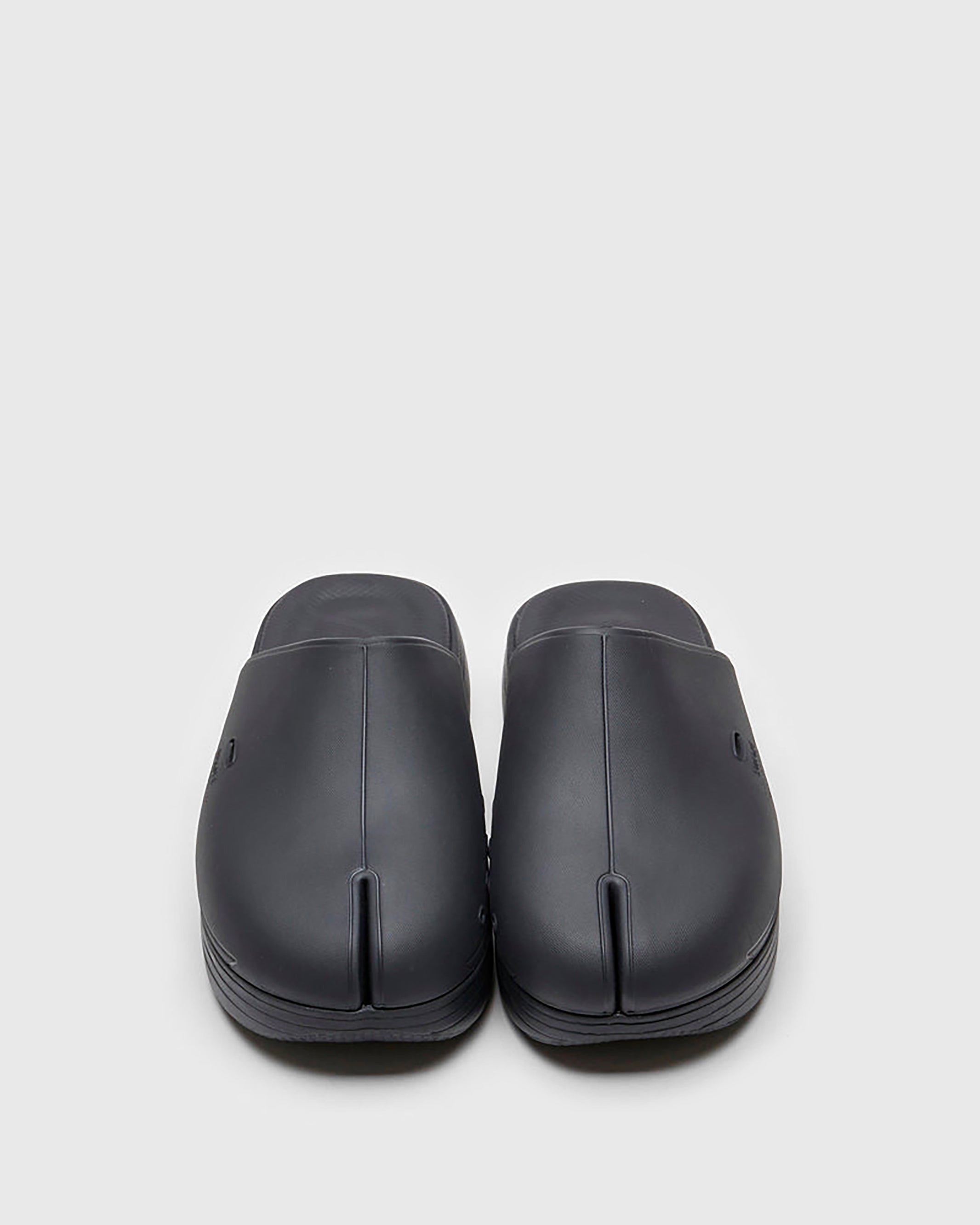 SUICOKE POLK slides with black rubber upper, black midsole and sole, straps and logo patch. From Spring/Summer 2022 collection on SUICOKE Official US & Canada Webstore. OG-INJ-04 BLACK