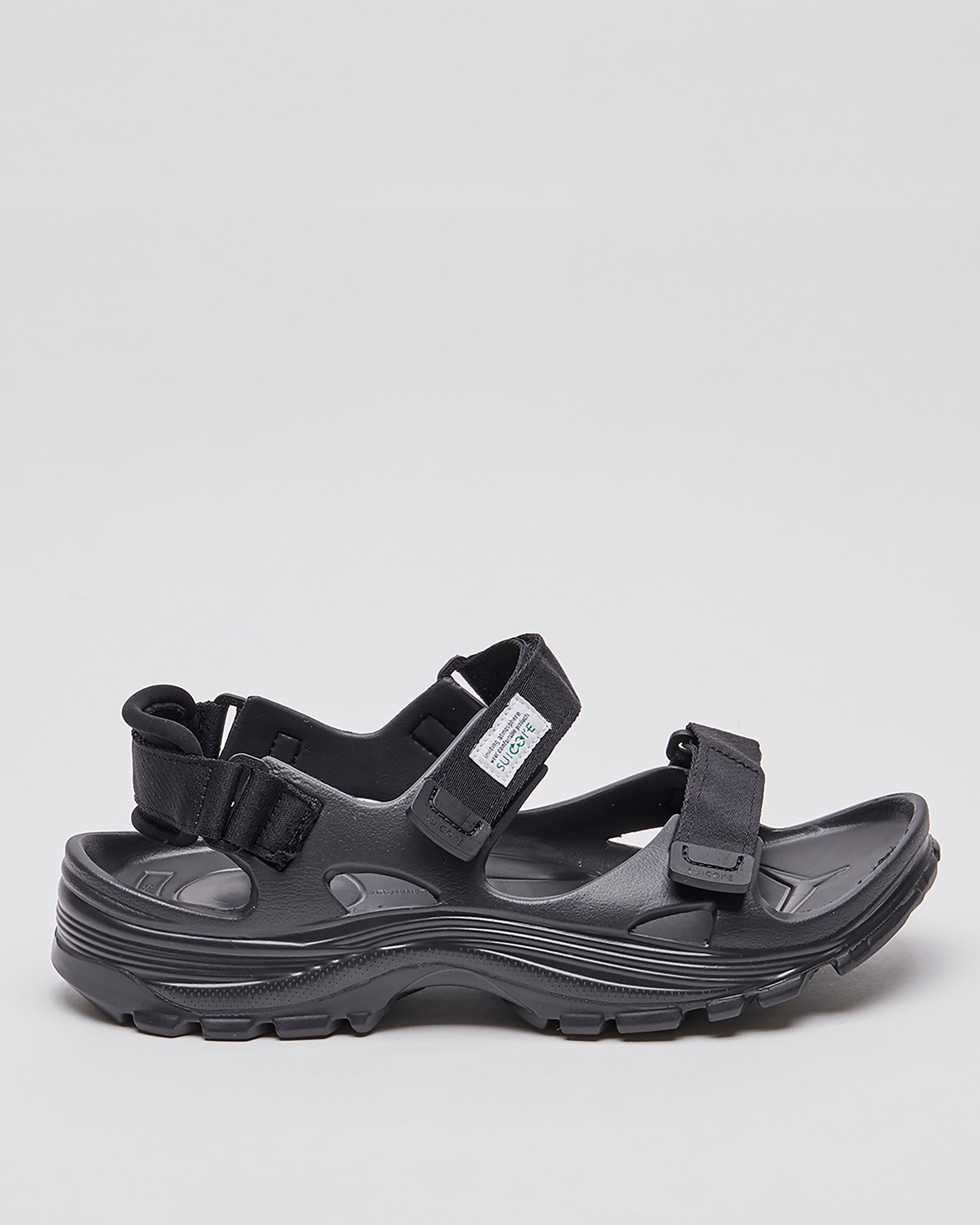 SUICOKE WAKE sandals with black rubber upper, black midsole and sole, straps and logo patch. From Spring/Summer 2023 collection on SUICOKE Official US & Canada Webstore. OG-INJ-100 BLACK