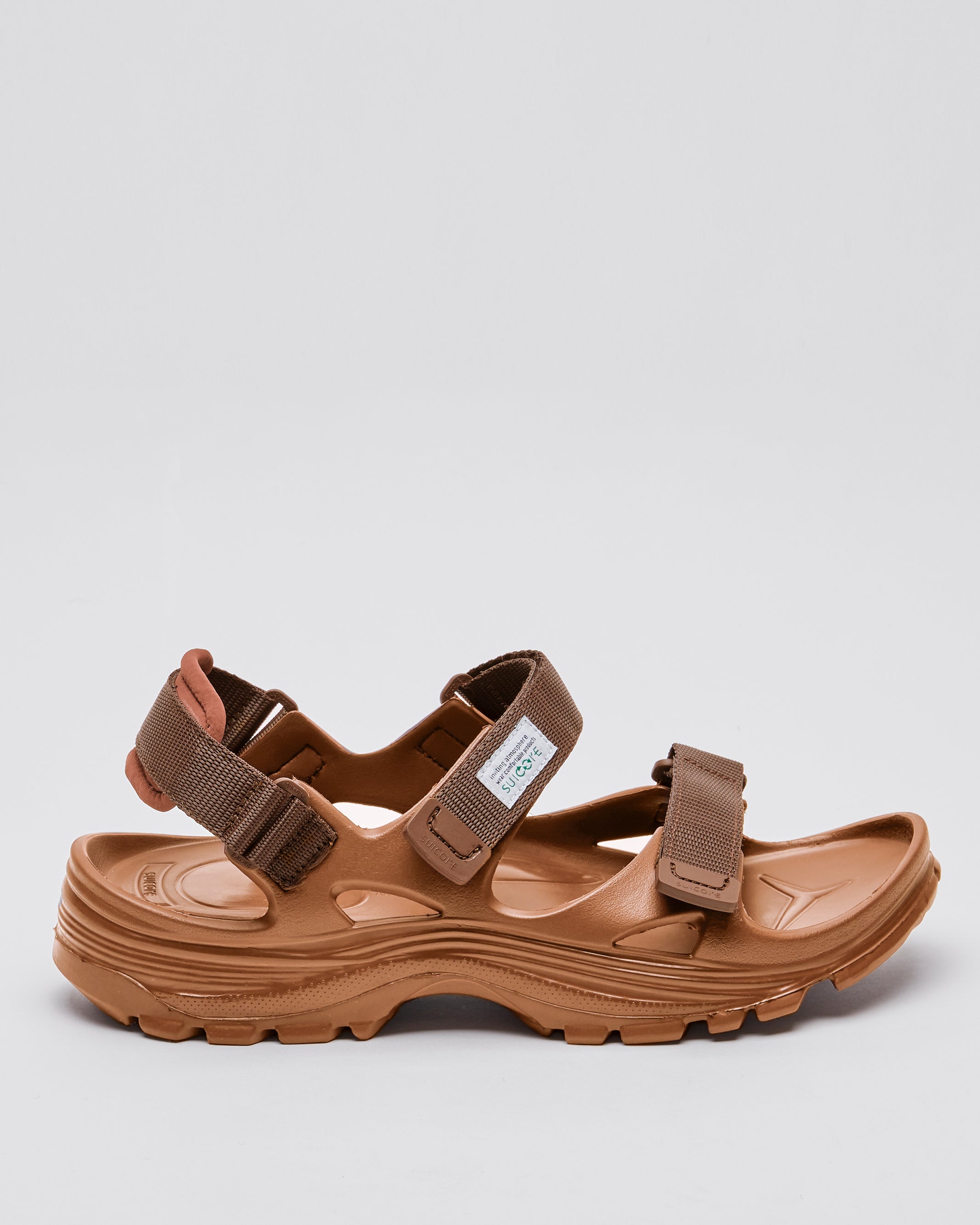 SUICOKE WAKE sandals with brown rubber upper, brown midsole and sole, straps and logo patch. From Spring/Summer 2023 collection on SUICOKE Official US & Canada Webstore. OG-INJ-100 BROWN