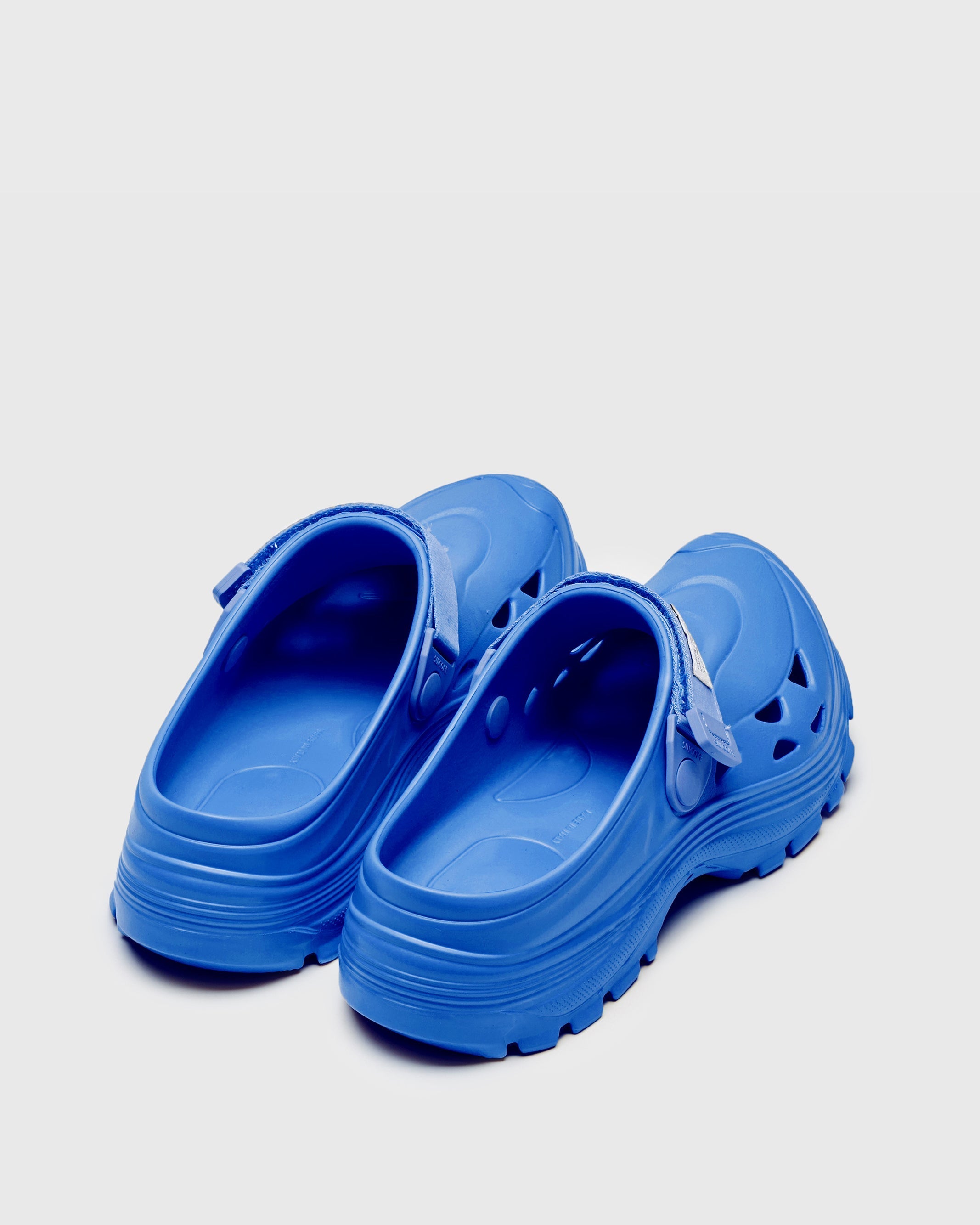 SUICOKE MOK slides with blue rubber upper, blue midsole and sole, straps and logo patch. From Spring/Summer 2023 collection on SUICOKE Official US & Canada Webstore. OG-INJ101 BLUE