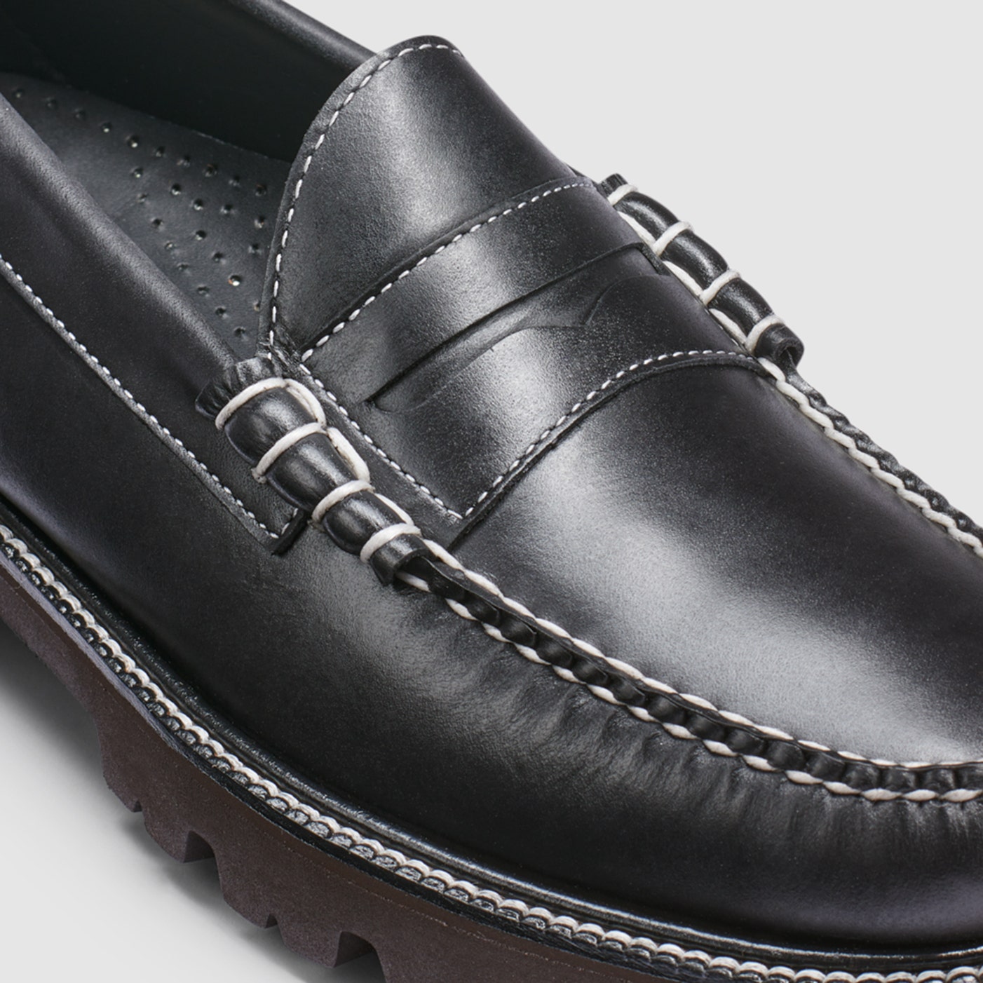G.H. Bass Larson Softy Super Lug Weejuns Loafer in Black BAZ3W467 | Shop from eightywingold an official brand partner for G.H. Bass in Canada and US.