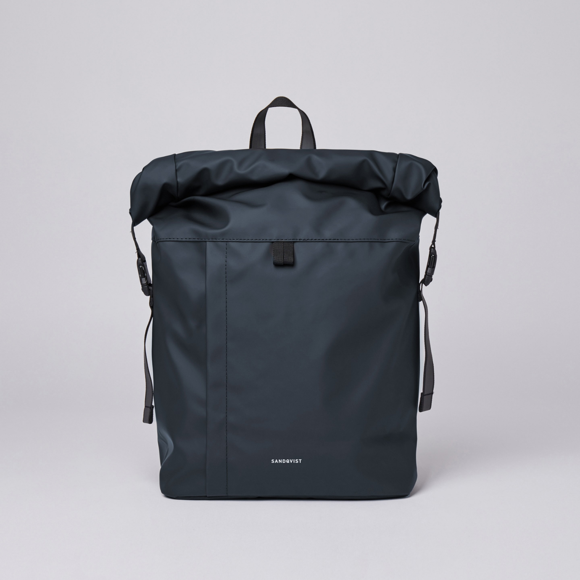 Sandqvist Konrad Backpack in Navy SQA2346 | Shop from eightywingold an official brand partner for Sandqvist Canada and US. 