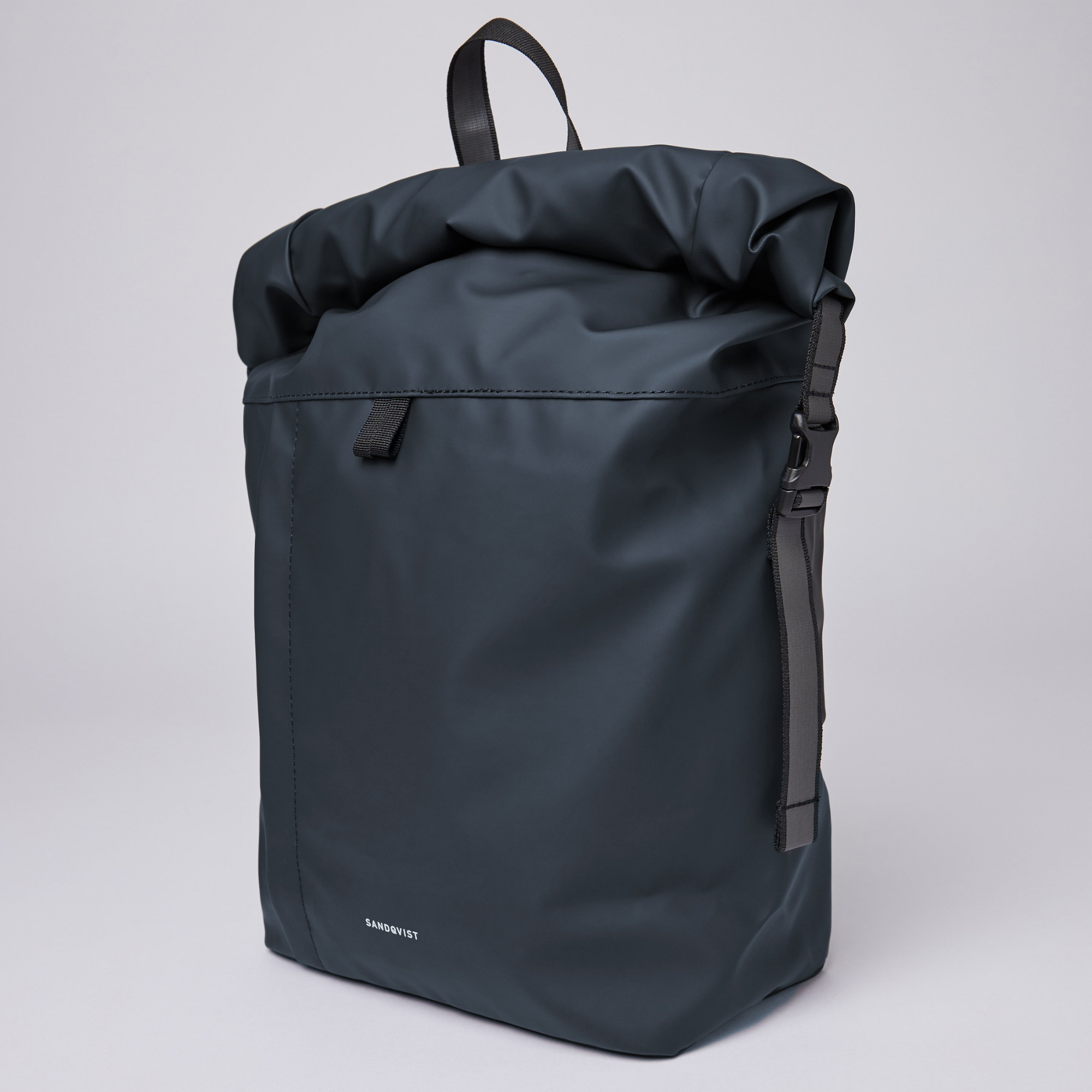 Sandqvist Konrad Backpack in Navy SQA2346 | Shop from eightywingold an official brand partner for Sandqvist Canada and US. 