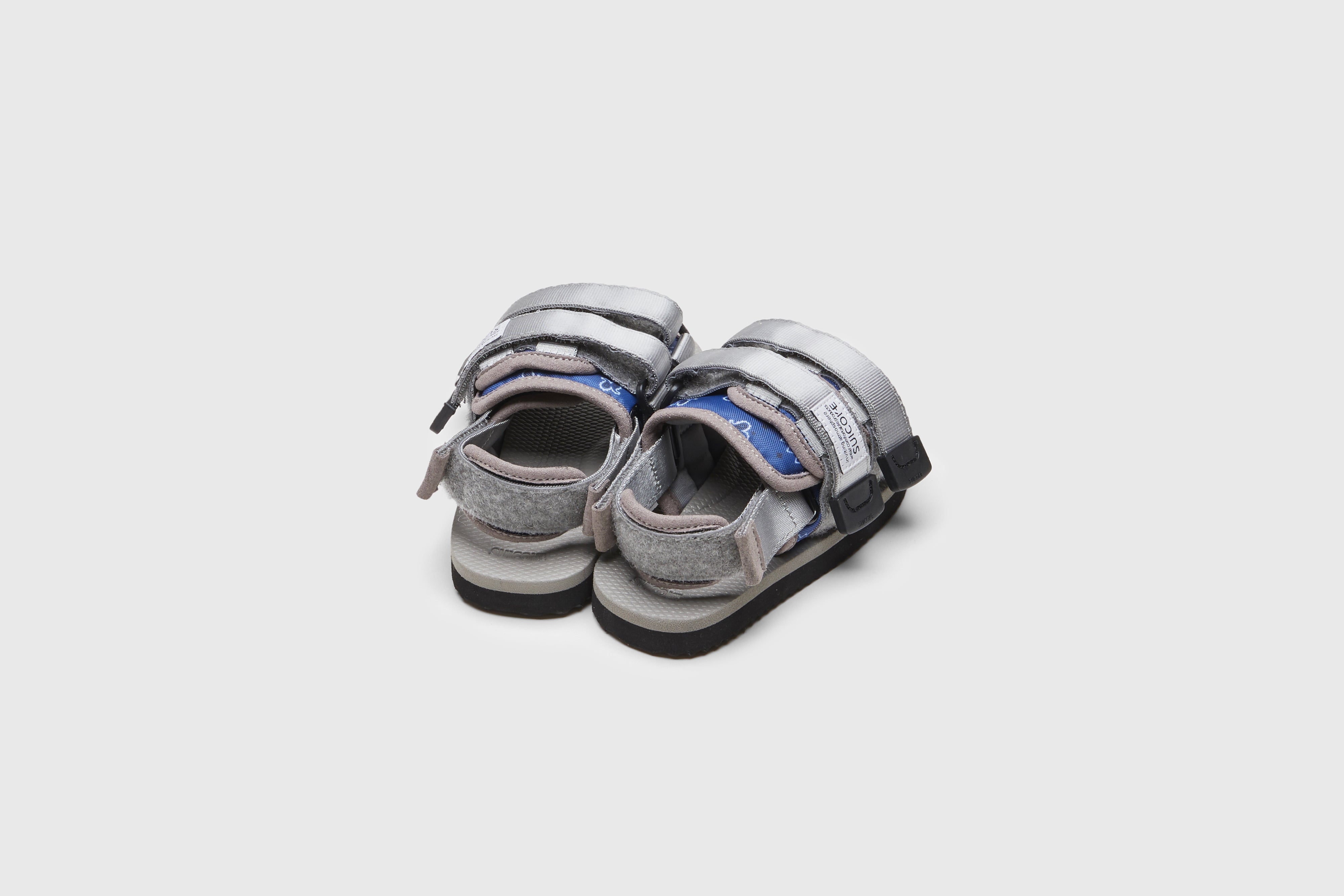 SUICOKE MOTO-2kids-PT05 slides with navy & gray nylon upper, navy & gray midsole and sole, strap and logo patch. From Spring/Summer 2023 collection on eightywingold Web Store, an official partner of SUICOKE. OG-056-2KIDS-PT05 NAVY X GRAY
