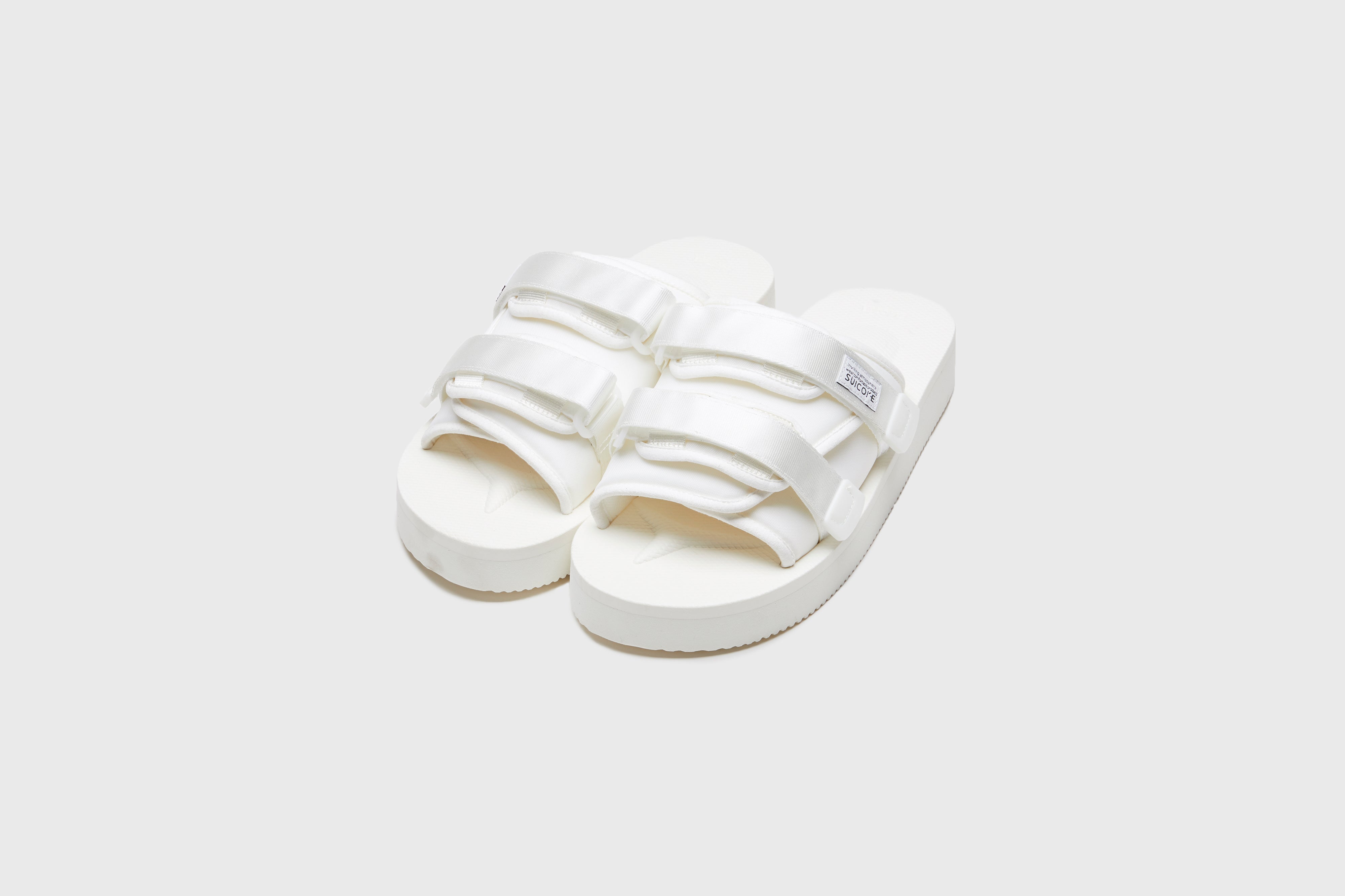 SUICOKE MOTO-PO slides with white nylon upper, white midsole and sole, strap and logo patch. From Spring/Summer 2023 collection on eightywingold Web Store, an official partner of SUICOKE. OG-056PO WHITE