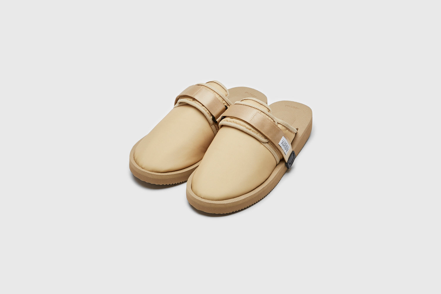 SUICOKE ZAVO-Cab slides with beige nylon upper, beige midsole and sole, straps and logo patch. From Spring/Summer 2023 collection on eightywingold Web Store, an official partner of SUICOKE. OG-072CAB BEIGE
