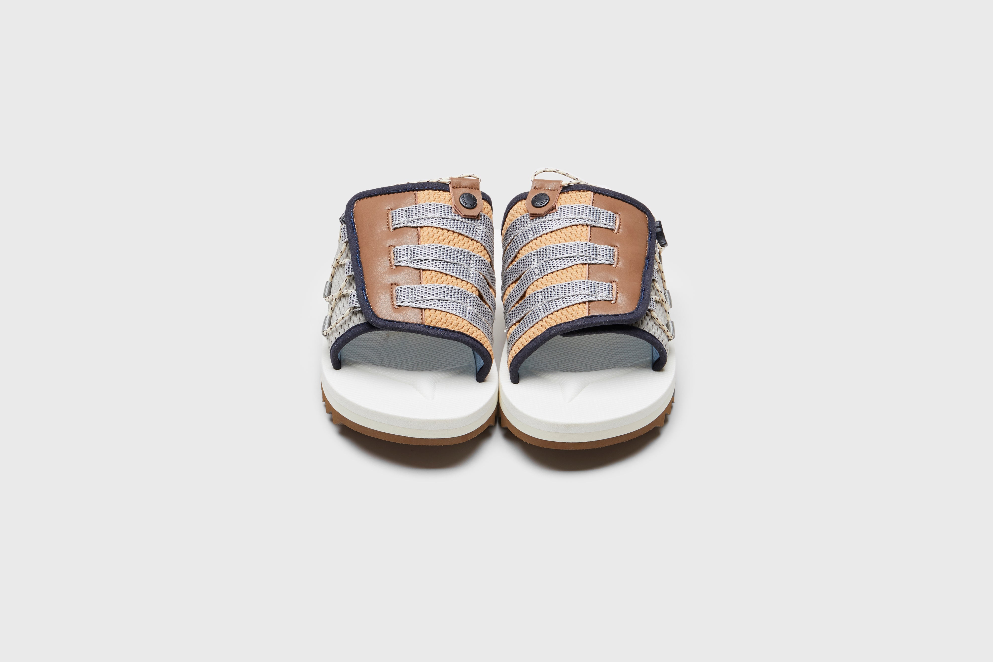 SUICOKE DAO-2AB slides with navy & white nylon upper, navy & white midsole and sole, strap and logo patch. From Spring/Summer 2023 collection on eightywingold Web Store, an official partner of SUICOKE. OG-195-2AB NAVY X WHITE