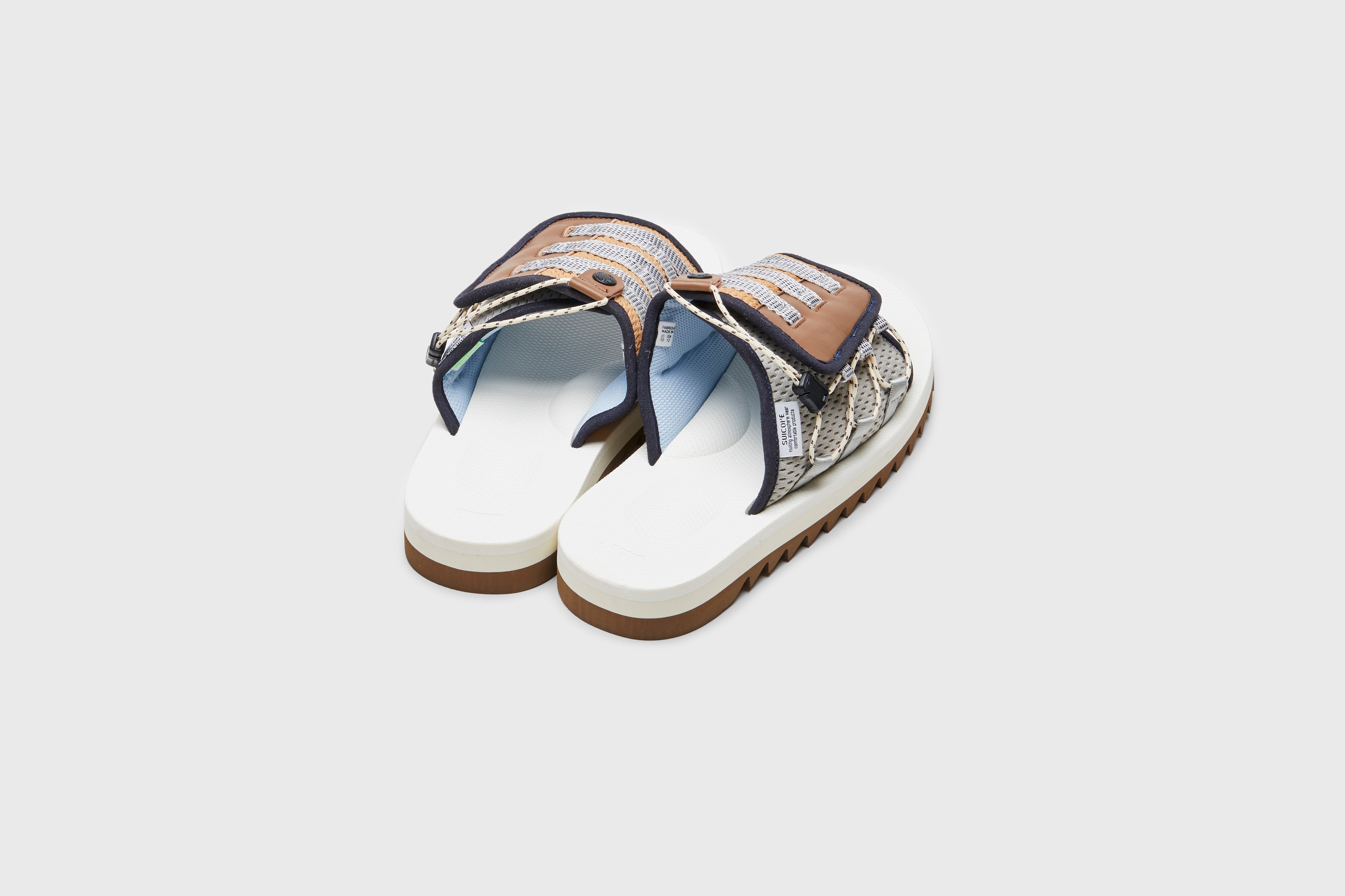 SUICOKE DAO-2AB slides with navy & white nylon upper, navy & white midsole and sole, strap and logo patch. From Spring/Summer 2023 collection on eightywingold Web Store, an official partner of SUICOKE. OG-195-2AB NAVY X WHITE