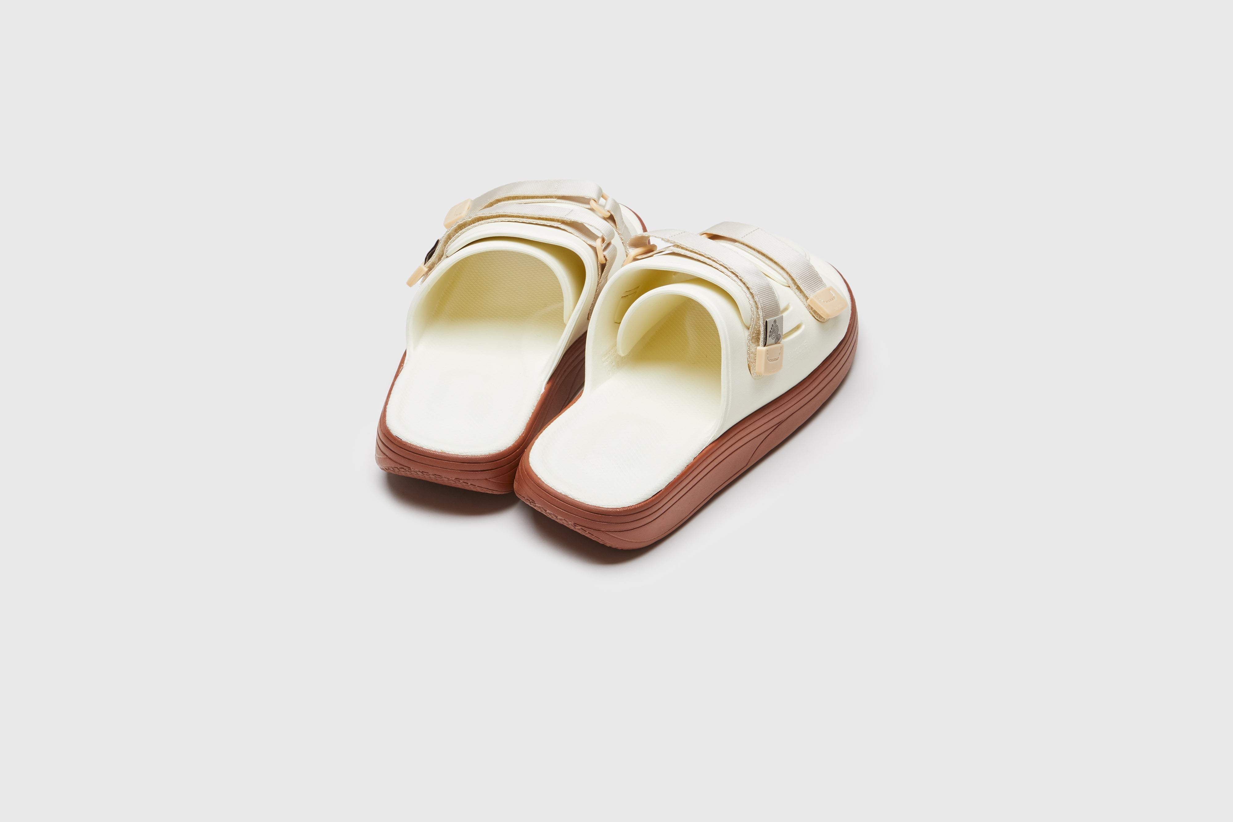 SUICOKE URICH slides with off-white rubber upper, off-white rubber midsole and sole, off white nylon strap and logo patch. From Spring/Summer 2023 collection on eightywingold Web Store, an official partner of SUICOKE. OG-INJ-01 OFF WHITE