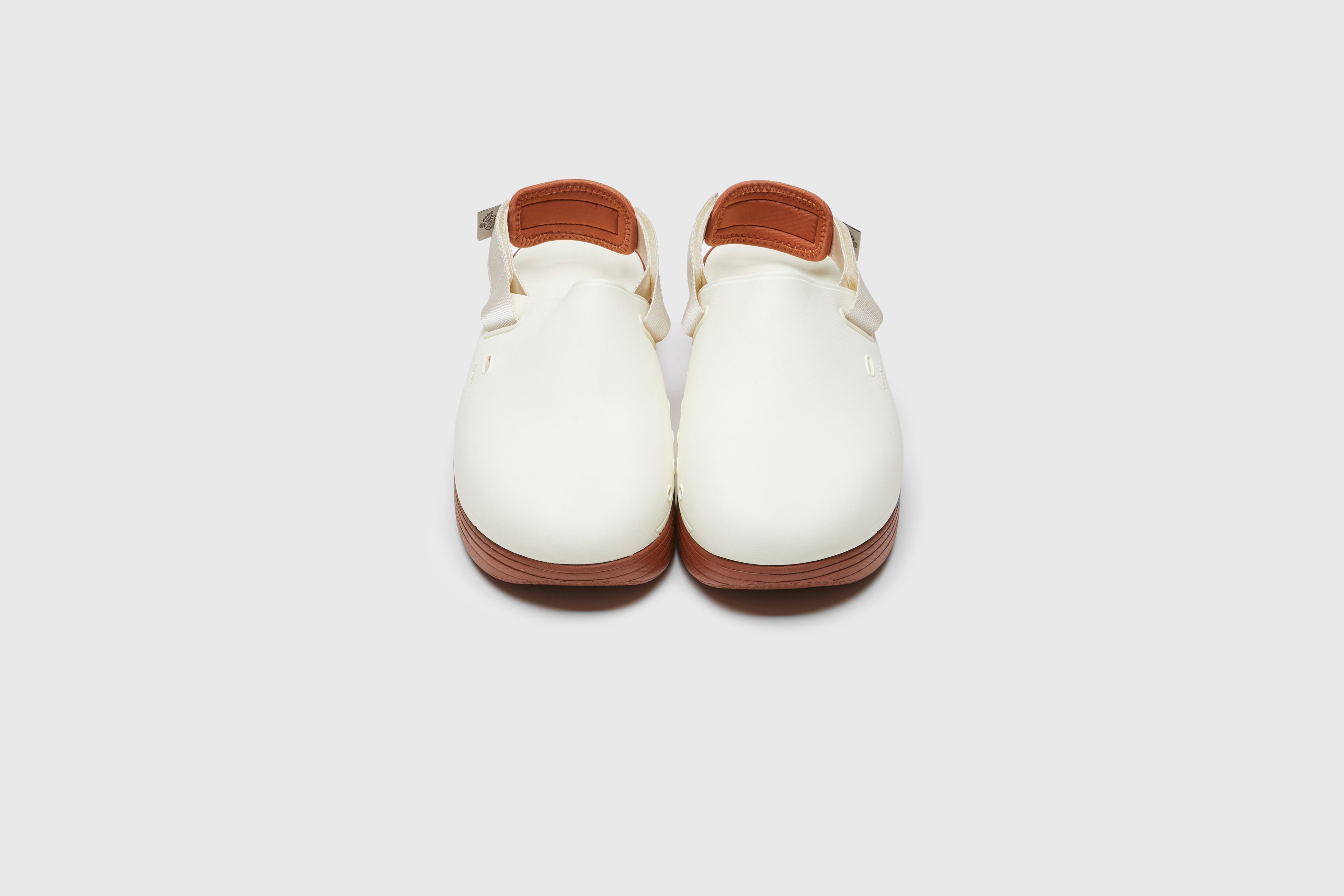 SUICOKE CAPPO slides with off-white rubber upper, off-white rubber midsole and sole, off white nylon strap and logo patch. From Spring/Summer 2023 collection on eightywingold Web Store, an official partner of SUICOKE. OG-INJ-03 OFF WHITE