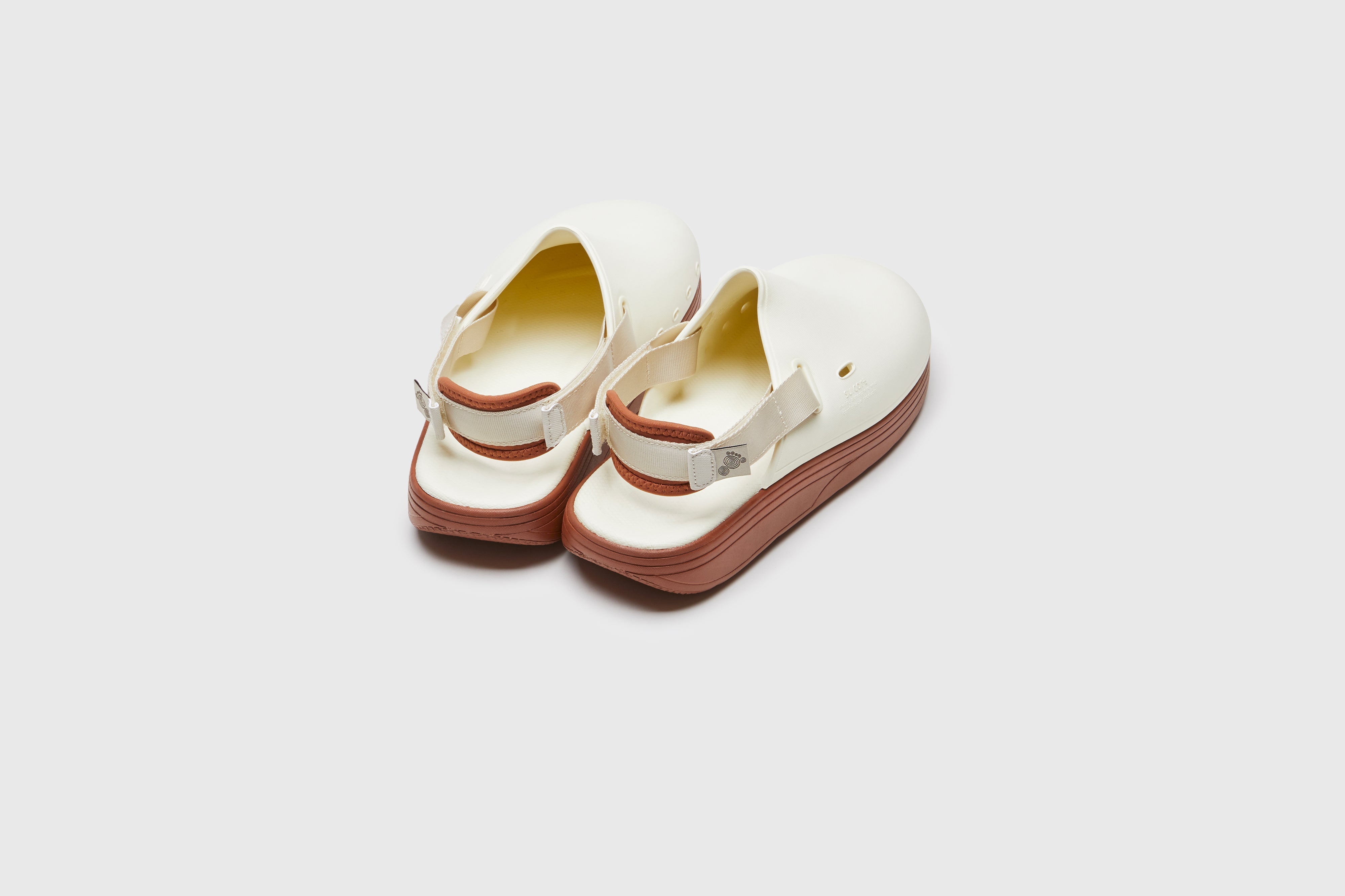 SUICOKE CAPPO slides with off-white rubber upper, off-white rubber midsole and sole, off white nylon strap and logo patch. From Spring/Summer 2023 collection on eightywingold Web Store, an official partner of SUICOKE. OG-INJ-03 OFF WHITE