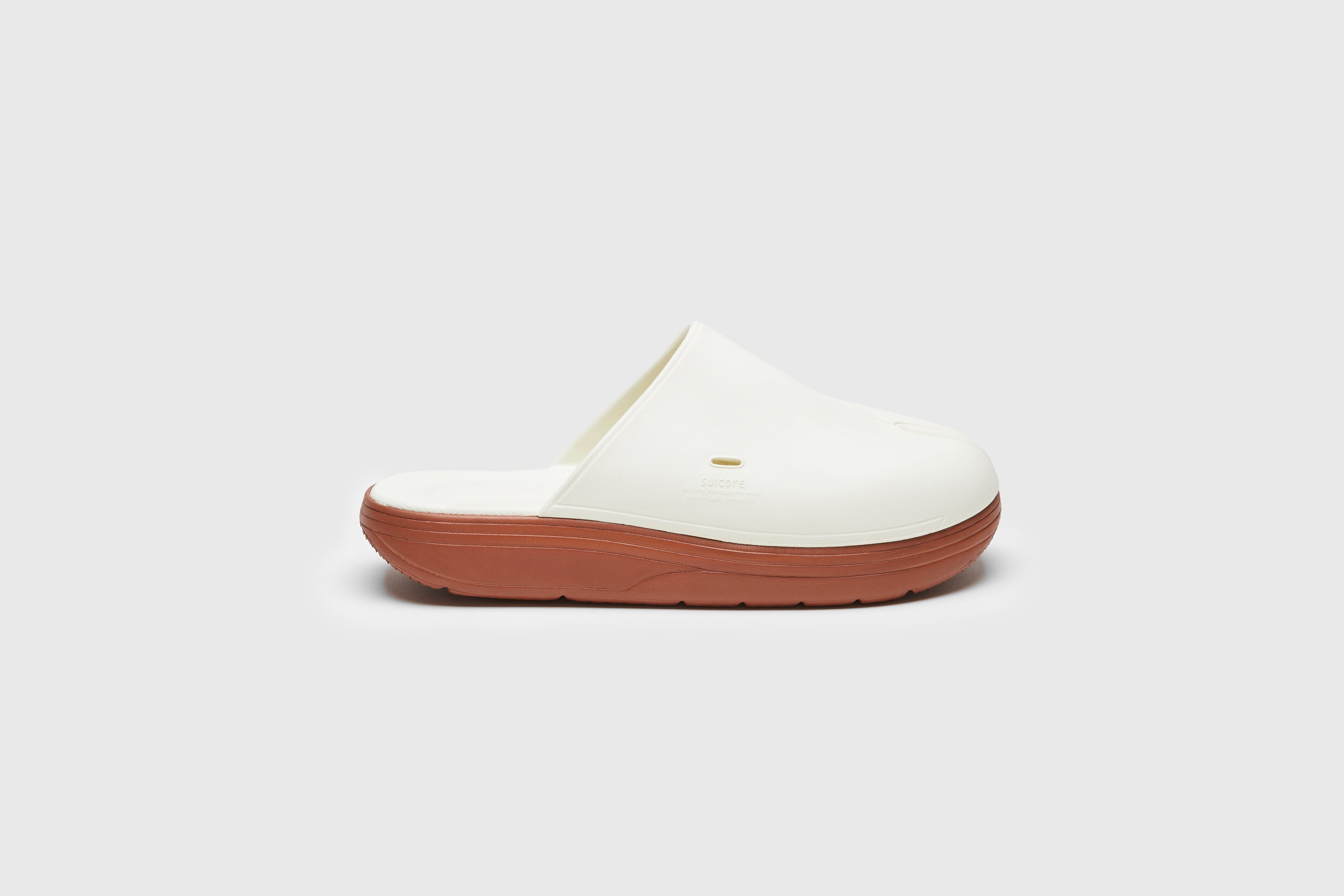 SUICOKE POLK slides with off-white rubber upper, off-white rubber midsole and sole, and logo patch. From Spring/Summer 2023 collection on eightywingold Web Store, an official partner of SUICOKE. OG-INJ-04 OFF WHITE