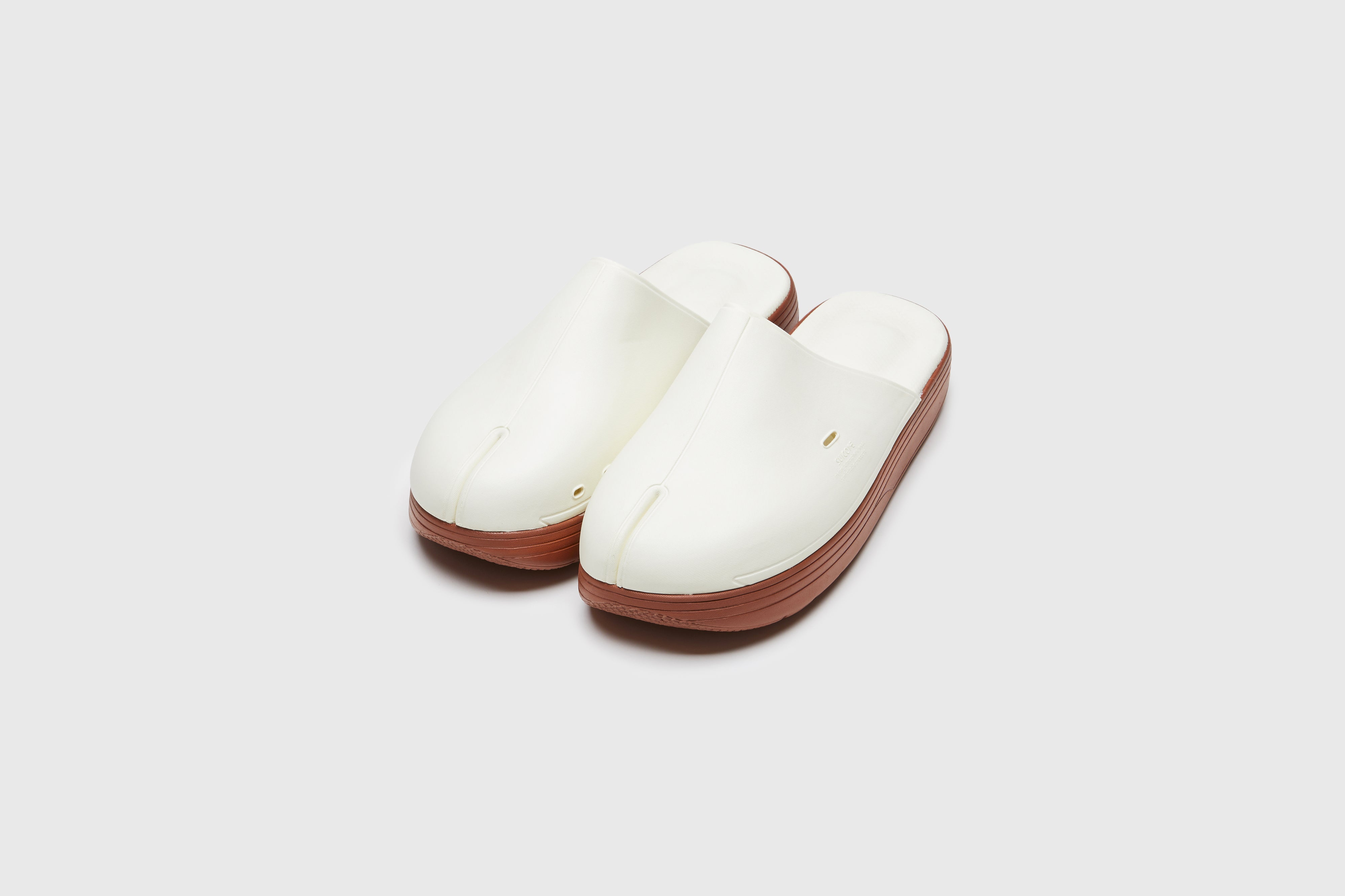 SUICOKE POLK slides with off-white rubber upper, off-white rubber midsole and sole, and logo patch. From Spring/Summer 2023 collection on eightywingold Web Store, an official partner of SUICOKE. OG-INJ-04 OFF WHITE