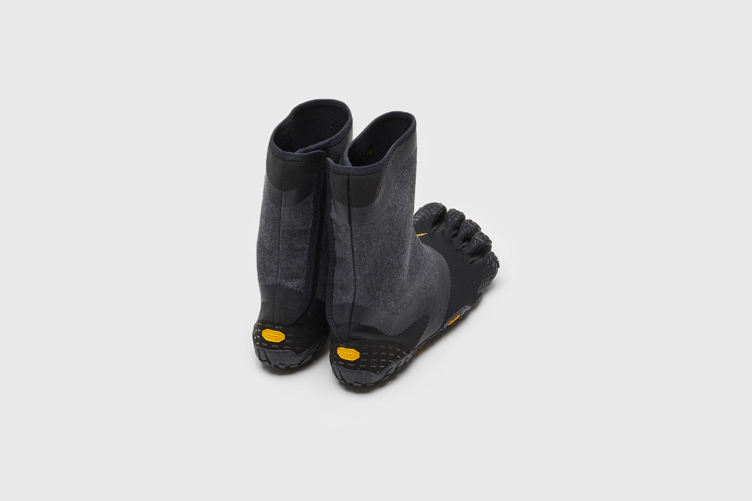 SUICOKE NIN-HI shoes with black nylon upper, black midsole and sole, strap and logo patch. From Spring/Summer 2023 collection on eightywingold Web Store, an official partner of SUICOKE. S20MHC BLACK